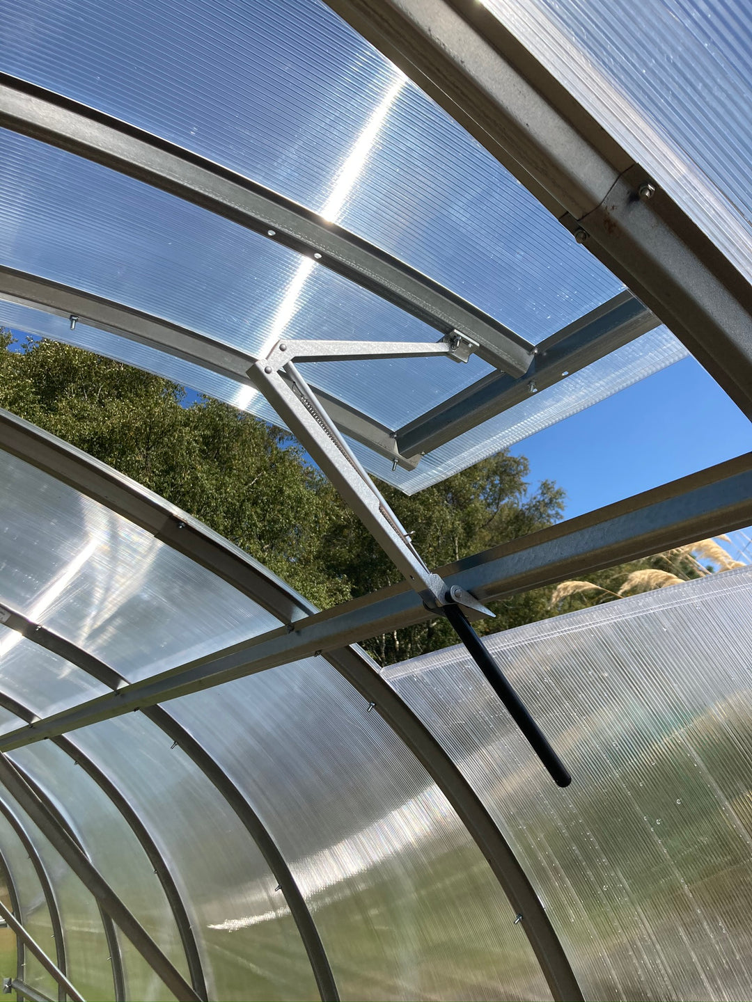 Automated roof vent for Slim greenhouse